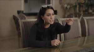 Aziz mempunyai dua orang isteri, iaitu ramona dan mahani. Samarinda Mawar Murni Episod 3