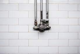 En matière pvc, elles se clipsent. 5 Astuces Pour Cacher Des Tuyaux De Plomberie Soumission Renovation