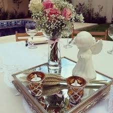 Algunos sencillos y otros más elaborados, con brillos o de estilo rústico, para fiestas al aire libre o para eventos en interiores, florales, frutales o comestibles. Hermosos Centros De Mesa Para Primera Comunion Todo Bonito