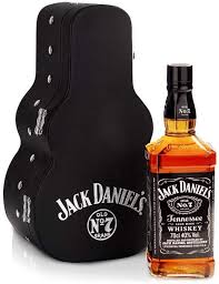 It is primarily made of corn and uses the lincoln county process which gives the whiskey its unique character of charcoal mellowing. Jack Daniel S Tennessee Whiskey Guitar Case Edition 1 X 0 7 L Amazon De Bier Wein Spirituosen