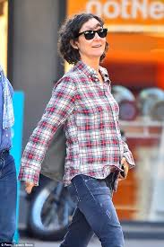 Linda perry, pregnant, sara gilbert. Pregnant Sara Gilbert Covers Up Her Baby Bump In Grunge Ensemble Daily Mail Online