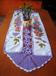 Caminho De Mesa De Tecido Com Barrado De Croche Caminho De Mesa Pintado Com Croche No Elo7 Sgaby Artesanatos 665380 Croche Pano De Prato Aplique De Croche Caminho De Mesa De Croche