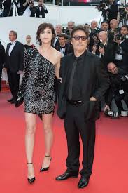 , s'est dite « bouleversée » par la tournure. Charlotte Gainsbourg Et Yvan Attal Cannes 2017 Laetitia Casta Nicole Kidman Andie Macdowell Reunies Pour Une Montee Des Marches Glamour Elle