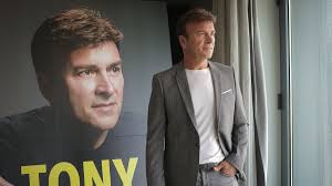 Tony carreira deu uma grande entrevista a cristina ferreira no dia em que vai estrear nos seus cinemas o filme…o filme da sua vida. A Perda De Uma Filha A Saudade E Dor De Tony Carreira Ate Ao Ultimo Suspiro