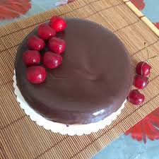 Tre strati di semifreddo al cioccolato fondente, alla panna e alla nocciola, ricoperti da pan di spagna al cioccolato e da una glassa a base di cioccolato fondente. Torta Alla Panna E Glassa Al Cioccolato Una Pigra In Cucina
