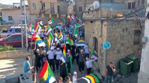 محافظة السويداء تقع إلى الجنوب الشرقي من دمشق وتحدها محافظة دمشق من الشمال ومحافظة درعا من الغرب والبادية السورية والصفا من الشرق والمملكة الأردنية الهاشمية من الجنوب. Ø´ÙˆØ§Ø±Ø¹ Ø§Ù„Ø³ÙˆÙŠØ¯Ø§Ø¡ Ø®Ø§Ù„ÙŠØ© Ù…Ù† ØµÙˆØ± Ø§Ù„Ø£Ø³Ø¯ ÙˆÙ‚ØªÙ„Ù‰ Ù‚ÙˆØ§Øª Ø§Ù„Ù†Ø¸Ø§Ù… Ø§Ù„Ø´Ø±Ù‚ Ø§Ù„Ø£ÙˆØ³Ø·