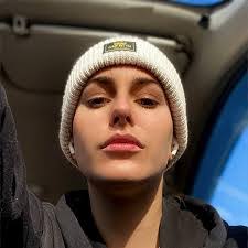 Leslie Bowles's Instagram, Twitter & Facebook