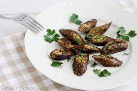 Le melanzane, molto versatili, si prestano per preparare piatti invitanti. Melanzane Perlina Al Forno Con Erbe Aromatiche Pane E Gianduia