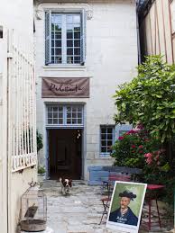 Chambres A L Etage Petit Dej A Table Vin A La Cave En 2020 Chambre A L Etage Hotel Particulier Etages