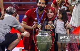 Il est le danger numéro 1. Celebration Du Titre Voici Magi La Discrete Epouse De Mohamed Salah Photos