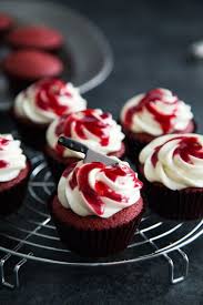 Red Velvet Muffin Blut Buttercreme Messer Grusel Cupcake Rezepte Halloween Desserts Halloween Backen