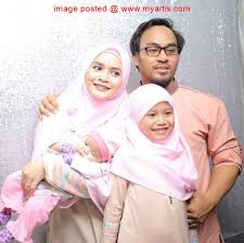 Sheikh muszaphar shukor al masrie bin sheikh mustapha is a malaysian orthopaedic surgeon and the first malaysian astronaut. Dr Sheikh Muszaphar Timang Anak Kembar Di Hari Lahir Iluminasi