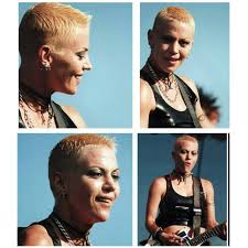 Joan Jett With Short Hair Ugh I Can T Handle It She S Too Amazing Joan Jett Joan American Singers