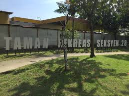 Its main feature is a lake that has been beautified for public use. Taman Rekreasi Seksyen 28 Shah Alam Walk Trail Selangor Malaysia Pacer