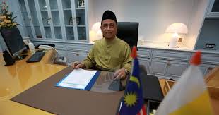 Bahwa berdasarkan pertimbangan sebagaimana dimaksud dalam huruf a, huruf b, huruf c, huruf d. Saarani Mula Tugas Mb Perak Ke 14