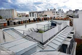 Une entrée, une chambre avec dressing, une salle de bains et une terrasse de 7.45 m². A Paris Un Duplex Avec Terrasse