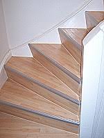 Auf seiten der wange wird mit einer stichsäge die alte stufenkante bis zur alten setzstufe eingeschnitten und anschließend ausgestemmt. Treppe Mit Laminat Belegen Die Heimwerkerseite De