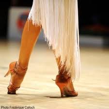 Se encuentra disponible en color camel, gris, rosa o azul con un estilo honorable que combina tejido piqué de rombo, textil con topitos en relieve, puntilla bordada en el centro y un precioso lacito decorativo. 100 Dance Shoes Ideas Dance Shoes Ballroom Shoes Latin Dance Shoes