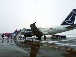 Se le exigirá a la persona, que presente su boleto y además sus datos. Review Tarom Domestic Flight Bucharest Sibiu Airbus A318