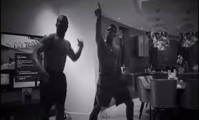 Das hält den franzosen aber nicht von einer tanzeinlage ab. Paul Pogba Shows Off Crazy Dance Routine With Brother Florentin Daily Mail Online
