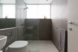 Im inneren der dusche sollten sich zudem mehrere haltegriffe befinden. Die Tur Einer Begehbaren Dusche Masse Und Grossen