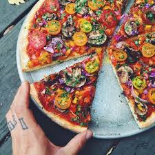 Pizza With No Cheese And Just Vegetables Top With Avocado Zucchini Tomatoes Onions Peppers Vegetariandiet Food Vegan Pizza Recipes