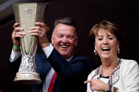 Vì sao mu tịt ngòi trước các đối thủ tranh chức vô địch? Zo Ziet De Vrouw Van Louis Van Gaal Eruit