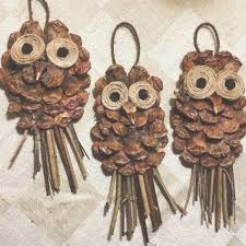Creative Owls Made With Pine Cone Jute And Stick As Wall Decor Pineconedecorations Tannenzapfen Kunst Basteln Weihnachten Natur Tannenzapfen Dekor