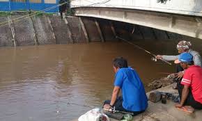 Pintu Air Manggarai Juga Jadi Tempat Mancing Ikan Gratis Inilahkoran Com