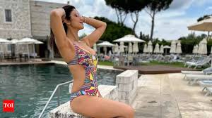 Shilpa Shetty Bikini Photo, Picture| Shilpa Shetty leaves the internet in  frenzy as she drops a picture in a cut-out monokini, fans dont believe  shes 48! | - Times of India