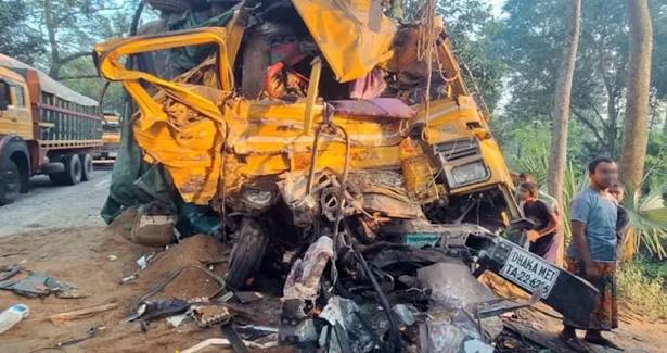 নাটোরে যাত্রীবাহী বাস ও ট্রাকের সংঘর্ষে নিহত বেড়ে ১৪