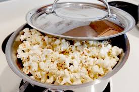 I pop corn fanno subito festa, piacciono a grandi e bambini e il loro sapore delizioso si può anche valorizzare con fantasia. Come Fare I Pop Corn In Casa Consigli E Ricette Per Prepararli Misya Magazine
