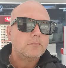 Oltre tre quintali di pesce sequestrato, la scoperta di Polizia Municipale,  Nas e Guardia Costiera Ispezione nella famosa pescheria di Soccavo, gestita  dal pescivendolo napoletano Gennaro Di Napoli, alias "Robin Hood",  famosissimo