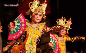 Gerakan tari pendet lebih dinamis dibanding tari rejang. 30 Tarian Adat Bali Yang Paling Populer Beserta Penjelasannya