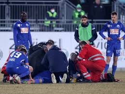 Der dänische nationalspieler christian eriksen fiel plötzlich vor laufenden kamera in dem em spiel dänemark vs. 2 Liga News Horn Profi Bewusstlos Spielabbruch In 2 Liga