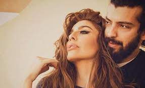 ليلى، وخلال لقاء تلفزيوني مع زوجها، مسحت العرق عن وجهه. Ù„ÙŠÙ„Ù‰ Ø¥Ø³ÙƒÙ†Ø¯Ø± ØªØ¹Ù„Ù† Ø¹ÙˆØ¯ØªÙ‡Ø§ Ø¥Ù„Ù‰ Ø²ÙˆØ¬Ù‡Ø§ Beirutcom Net