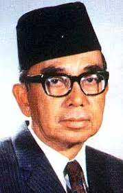 Tun abdul razak bin datuk hussein yang juga dikenali sebagai 'bapa pembangunan' telah dilahirkan pada 11 mac 1922 di pulau keladi, pekan, pahang. Mahaguru58 Bapa Pembaziran Abdullah Badawi