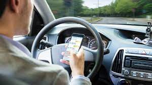 Demander un nouveau permis de conduire avant la date de fin de validité. Annulation Du Permis Pour Usage Du Telephone Au Volant C Est Une Fake News Mais Les Regles Ont En Effet Change Lci