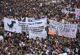 El lunes y martes se convocó plantones en contra del ministro de defensa, diego molano. Despues De La Movilizacion Sigue El Paro Nacional De La U Publica El Mundo