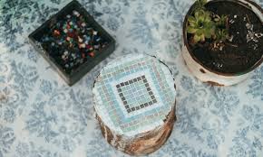 Wer mosaik basteln möchte, kann es zuerst mir einem fertigen startset ausprobieren. Mosaik Garten Diy Baumstamm Wird Zum Mosaik Garten Hocker Mamahoch2