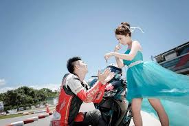 Yap saat naik honda cb500f body kita sedikit mengenai seat height, honda cb500f sedikit lebih rendah bila dibandingkan dengan er6n plus ditambah bobotnya yang slightly lebih terasa ringan. Kala Yamaha Yzf R25 R3 Jadi Properti Foto Prewedding Cakep Pertamax7 Com