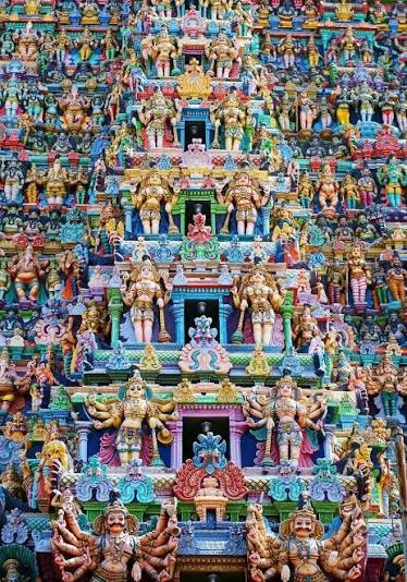 The magnificent Yali sculpture at the sacred Meenakshi Amman Temple in Madurai, Tamil Nadu 🇮🇳 Yali, the mythical guardian beast of ancient Hindu temples, blends the lion's strength with the dragon's ferocity —