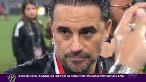 Corinthians formaliza proposta para contratar diretor Rodrigo Caetano