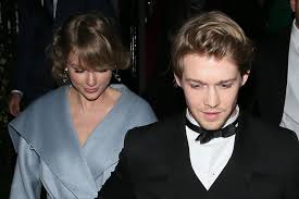 Taylor swift's boyfriend joe alwyn says it's 'flattering' that the singer has written songs about him. Taylor Swift S Boyfriend Joe Alwyn Absolutely Understands And Sympathizes With Her Fame