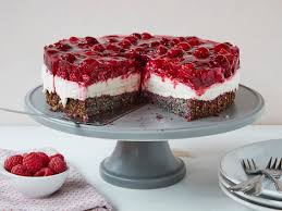 Den boden und rand einer springform (26 cm) fetten und mit backpapier auslegen. Erdbeer Stracciatella Torte Einfach Und So Lecker Einfach Backen