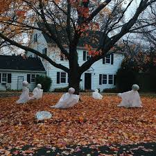 25 Freaky And Creepy Halloween Yard Decorations