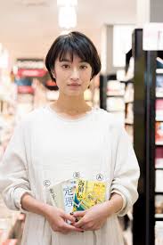 At the time of her debut she was signed to blooming agency. é–€è„‡éº¦ã¯æ­´å²å°èª¬ã®ãƒžãƒ‹ã‚¢ å½¼å¥³ãŒãŠã™ã™ã‚ã™ã‚‹æ„å¤–ãª3å†Šã¨ã¯