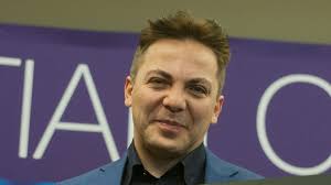 Cristian Castro terminará la prepa a sus 49 años: “Es muy aplicado”