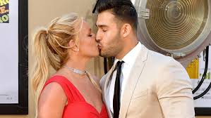 Sam asghari was born in iran (and his name isn't actually sam) instagram while sam asghari fell in love with a woman who was born in mississippi and raised in louisiana, he was actually born on. Britney Spears Erstes Kusschen Fur Freund Sam Asghari Auf Dem Roten Teppich