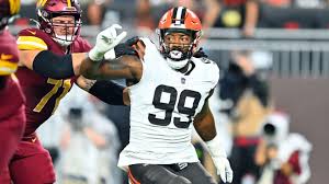 Browns DE Za'Darius Smith carted off field with knee contusion